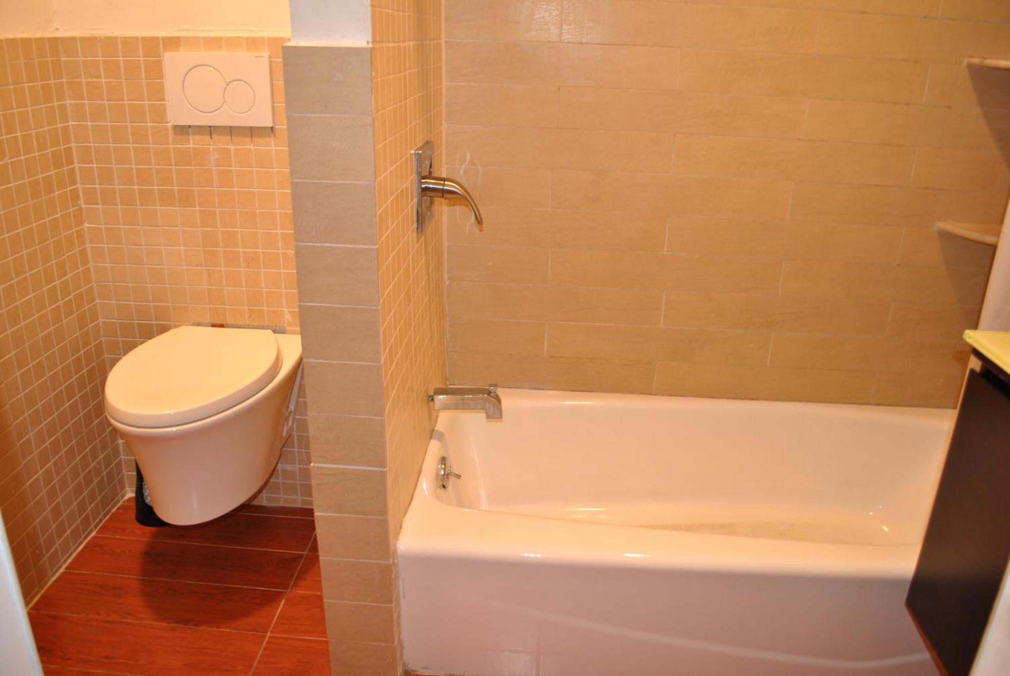 Family Guest House Newark Bagian luar foto